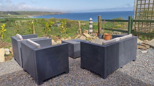 3-bedroom chalet with exquisite sea views in charming Ardmore with WiFi