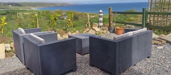 3-bedroom chalet with exquisite sea views in charming Ardmore with WiFi