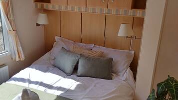 3 habitaciones, tabla de planchar con plancha y cuna de viaje