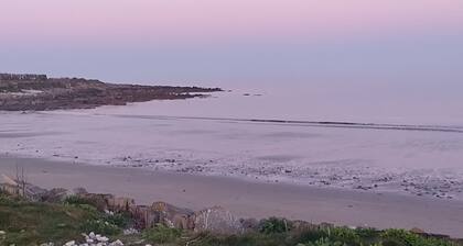 3-bedroom chalet with exquisite sea views in charming Ardmore with WiFi