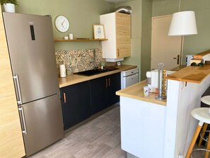 Een microgolfoven, een oven, een kookplaat, een vaatwasser