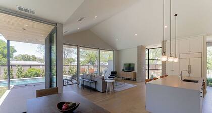 *NEW* - Pool, Downtown Austin, Private Bathrooms for Each Bedroom