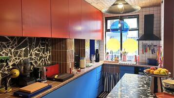 Refrigerador, horno, placa de cocina, tetera/pava eléctrica