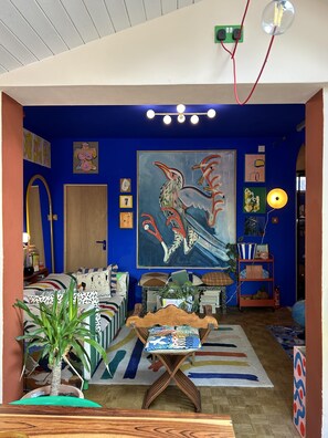 1 bedroom, free WiFi, bed sheets - Klein House Clapton Sleeps 2-piano-patio-mirrorbed (London)