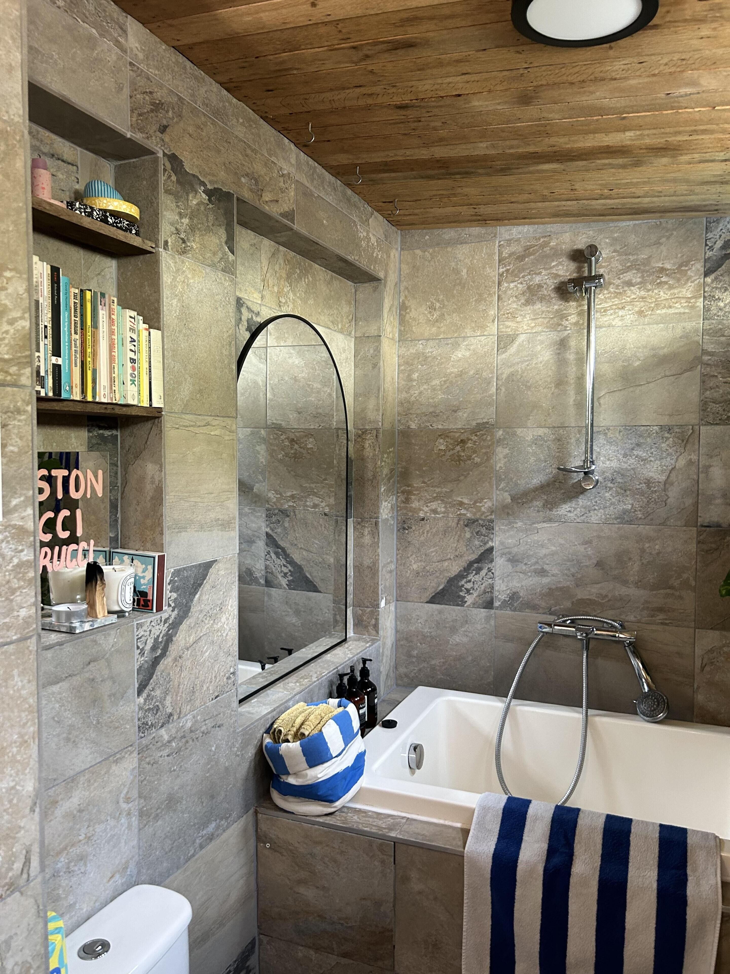 Combined shower/tub, deep soaking tub, towels