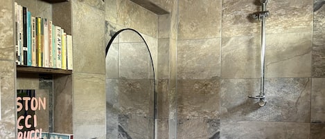 Ensemble baignoire-douche, baignoire profonde, serviettes fournies