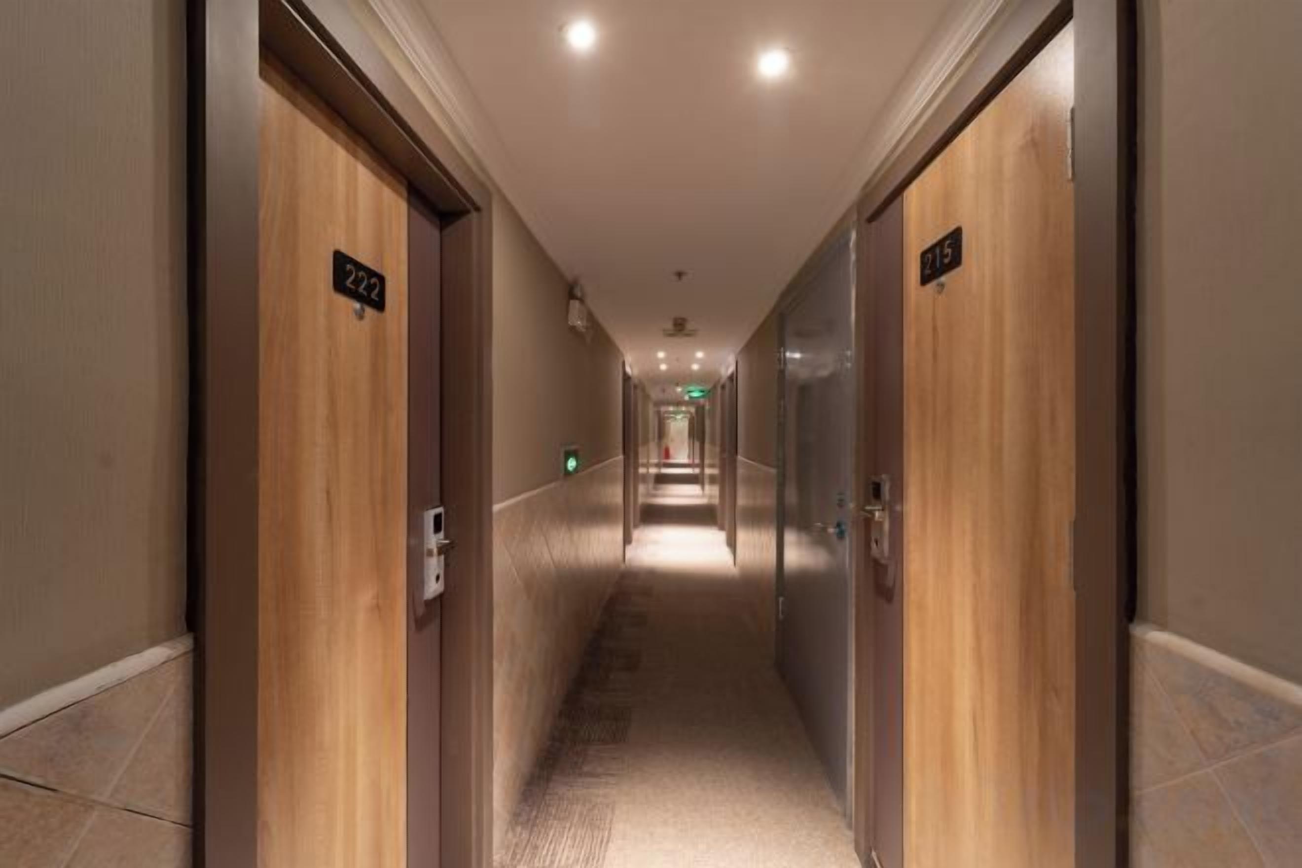 Un couloir d’hôtel avec des portes numérotées 222 et 223, qui donnent accès aux chambres.