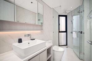Shower, hair dryer, towels