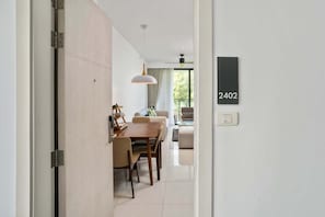 Um interior moderno com área de jantar, sofá e ventilador de teto.