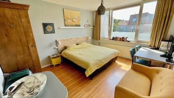 1 slaapkamer, een strijkplank/strijkijzer, wifi, beddengoed