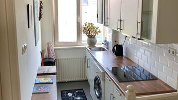 Een magnetron, een vaatwasser