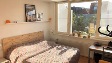 1 slaapkamer, een strijkplank/strijkijzer, wifi, beddengoed