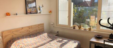 1 slaapkamer, een strijkplank/strijkijzer, wifi, beddengoed