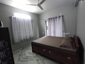 3 soverom, strykejern/-brett, wi-fi og sengetøy