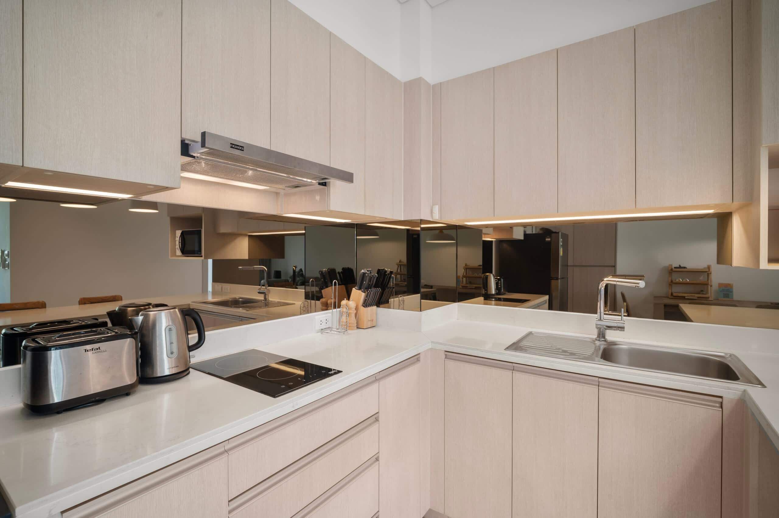 Frigorífico, microondas, placa de cocina y hervidor eléctrico