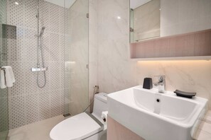 Douche, sèche-cheveux, serviettes fournies