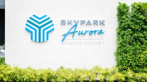 Letrero de Skypark Aurora en Laguna Phuket, con un logotipo y texto.