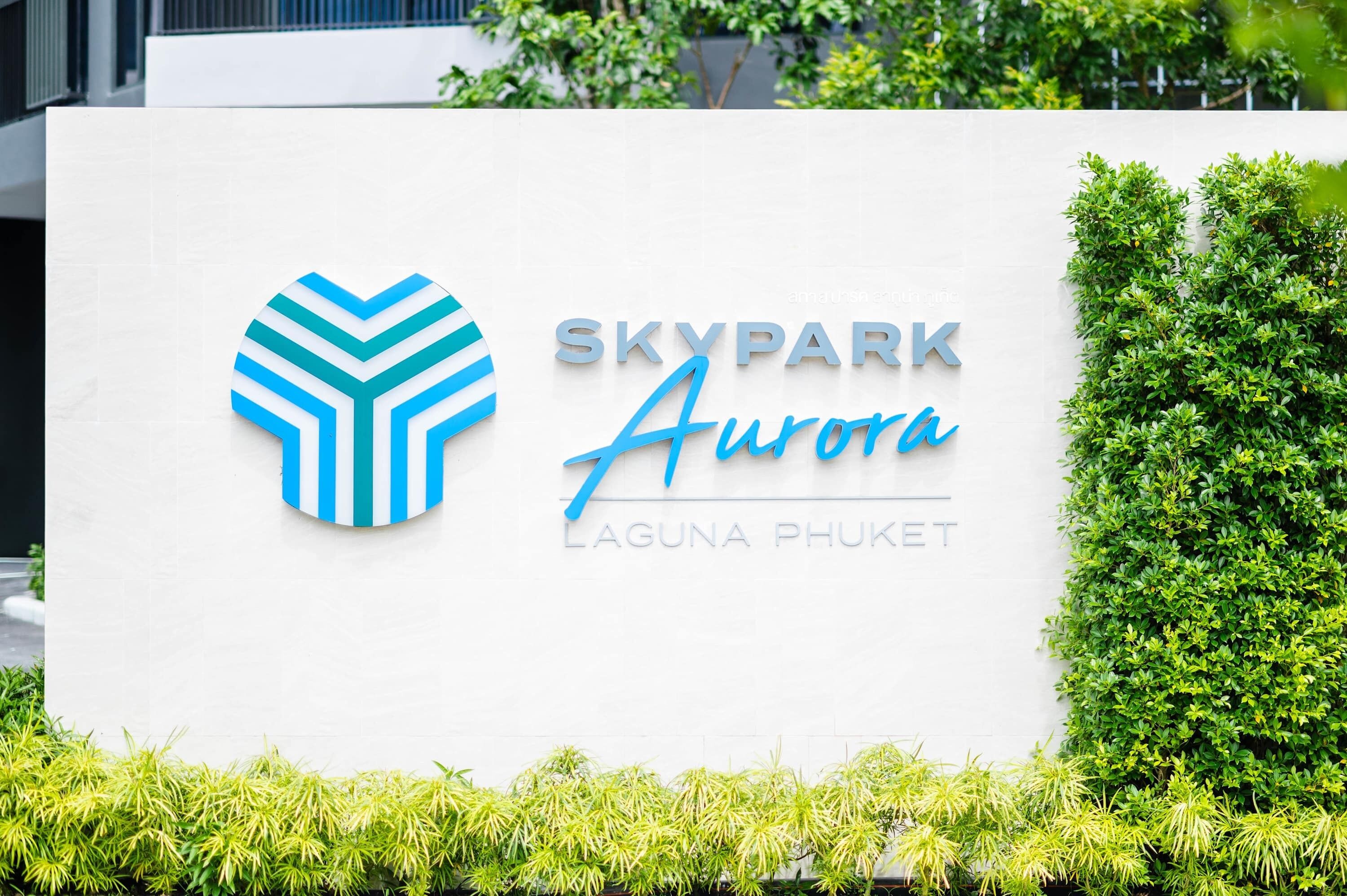 Une enseigne pour le Skypark Aurora à Laguna Phuket, avec un logo et du texte.