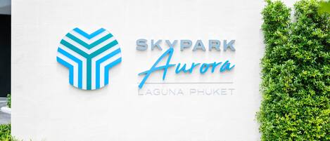 Letrero de Skypark Aurora en Laguna Phuket, con un logotipo y texto.