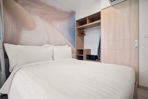 Een slaapkamer met een groot bed, een garderobe met veel planken en een wand met een houtnerf motief.