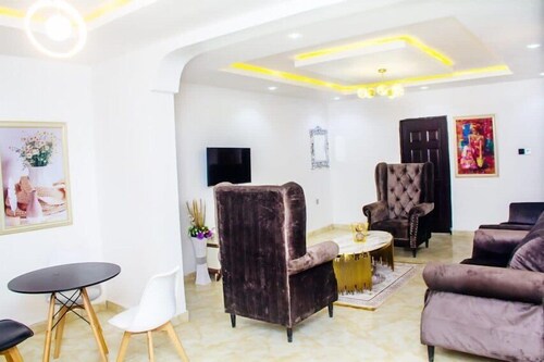 Hollysee Hotel and Suites 