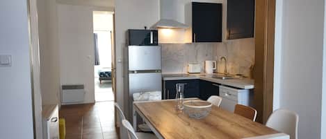 Réfrigérateur, micro-ondes, plaque de cuisson, lave-vaisselle
