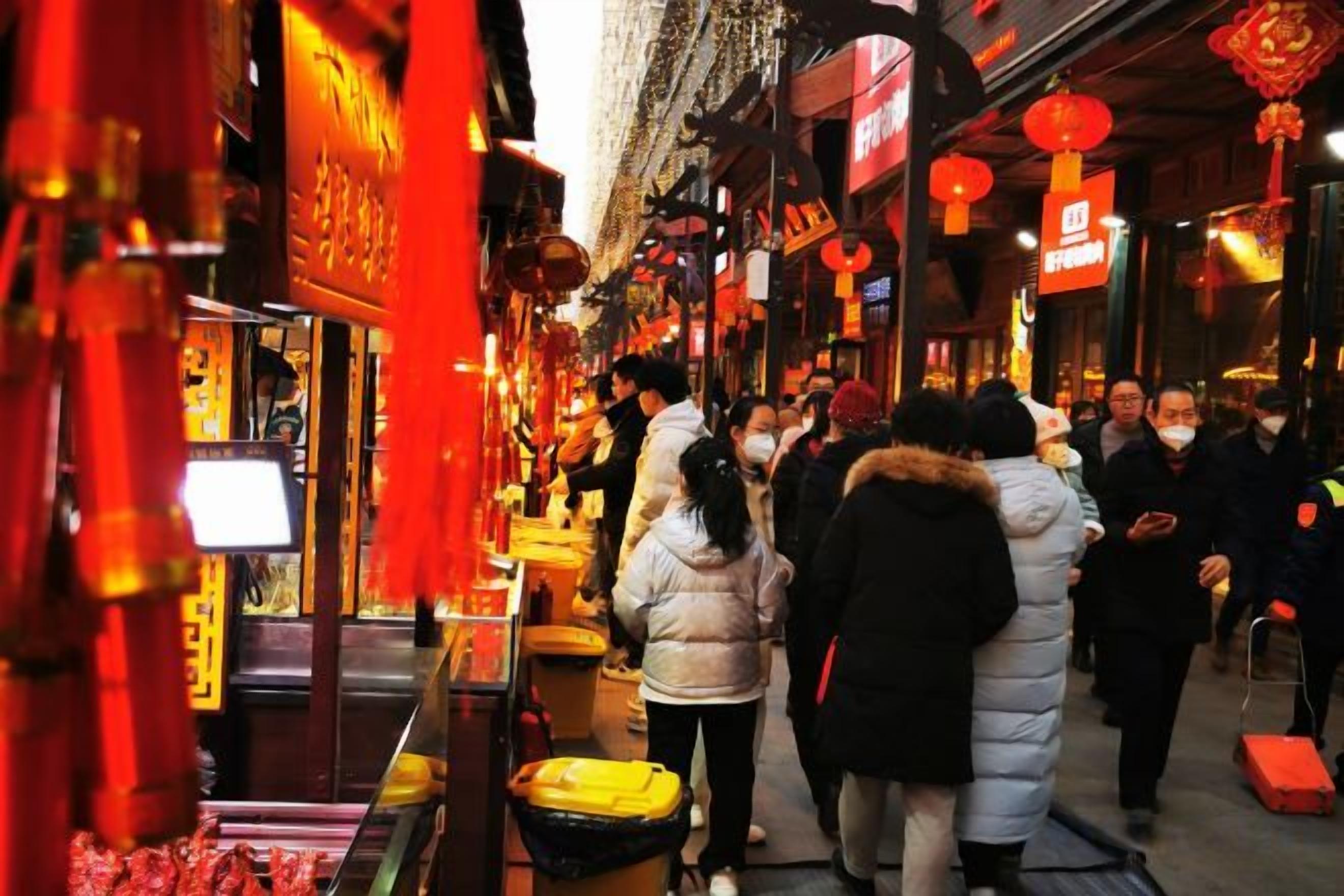 Une rue animée, bordée de boutiques et où l’on peut voir des gens qui se promènent.
