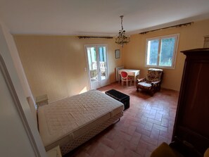 5 slaapkamers, een strijkplank/strijkijzer, wifi, beddengoed