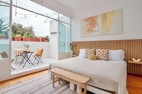 Chic Modern Villa in Roma Norte – Ideal for Groups