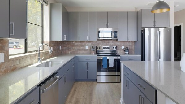 Refrigerador y comedor 