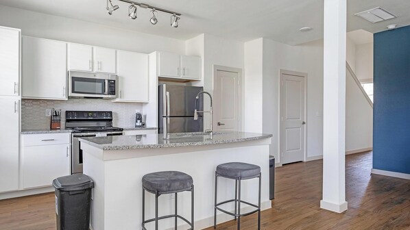 Fridge, dining tables - Landing | Spectacular 3BD, Gym, Pool (Waller)