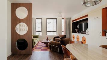 Appartement, 4 chambres, balcon | Coin séjour | Télévision à écran plat, Netflix, services de streaming, espaces bureaux