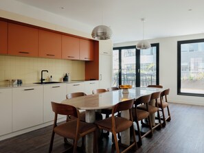 Apartamento, 4 habitaciones, balcón | Cocina privada | Frigorífico, microondas, placa de cocina y lavavajillas