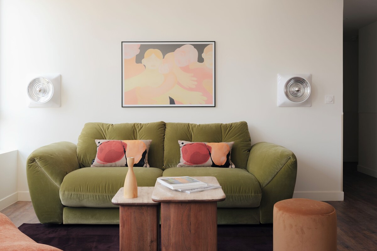 Area keluarga | TV layar datar, Netflix, layanan streaming, dan kantor