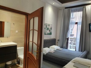 Chambre Triple Deluxe, balcon, vue ville | Fer et planche à repasser, Wi-Fi gratuit