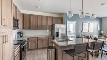 Réfrigérateur, tables à manger