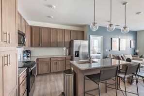 Jääkaappi, ruokailupöytä