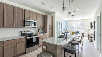 Een koelkast, eettafels