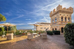 Outdoor dining - Luxury Tower with Pool and St. Peter View (Roma)