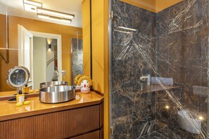 Dusche, Haartrockner, Bidet, Handtücher