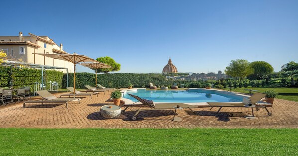 Outdoor pool - Luxury Tower with Pool and St. Peter View (Roma)