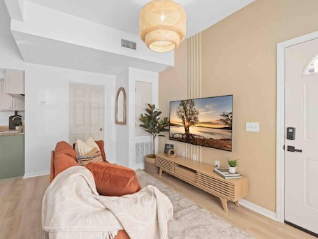 House, 2 Bedrooms, Lake View, Lakeside | Living room