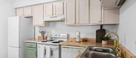 House, 2 Bedrooms, Lake View, Lakeside | Private kitchen