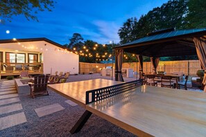Outdoor dining - 3BR Entertainment Home Near The Braves, Sleeps 10 (Smyrna)