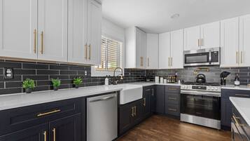 Een koelkast, een microgolfoven, een oven, een kookplaat