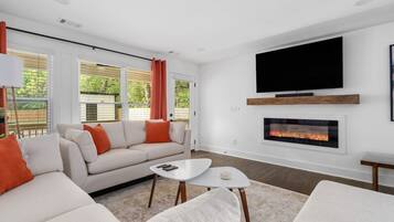 Televisión, chimenea, videojuegos y tenis de mesa