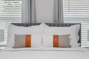 3 bedrooms, desk, iron/ironing board, free WiFi - 3BR Entertainment Home Near The Braves, Sleeps 10 (Smyrna)