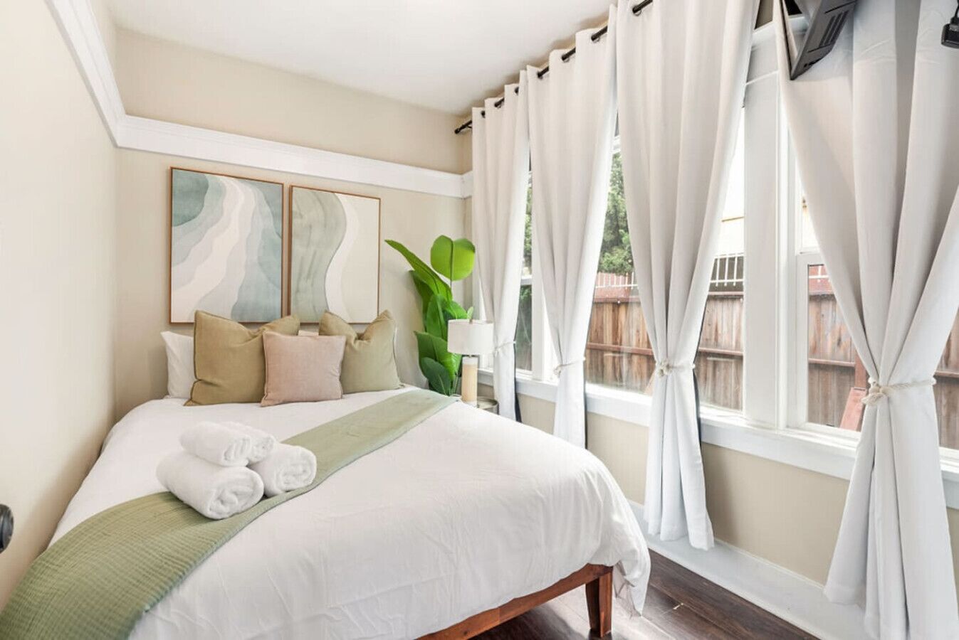 4 habitaciones, tabla de planchar con plancha, cuna de viaje y wifi 