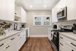 Réfrigérateur, micro-ondes, four, plaque de cuisson