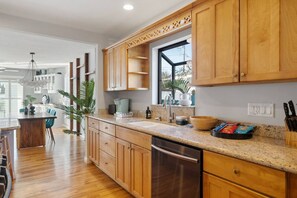 Fridge, microwave, oven, stovetop - Splash Haven|Heated Pool|Huge Living Area|Games (Long Beach)